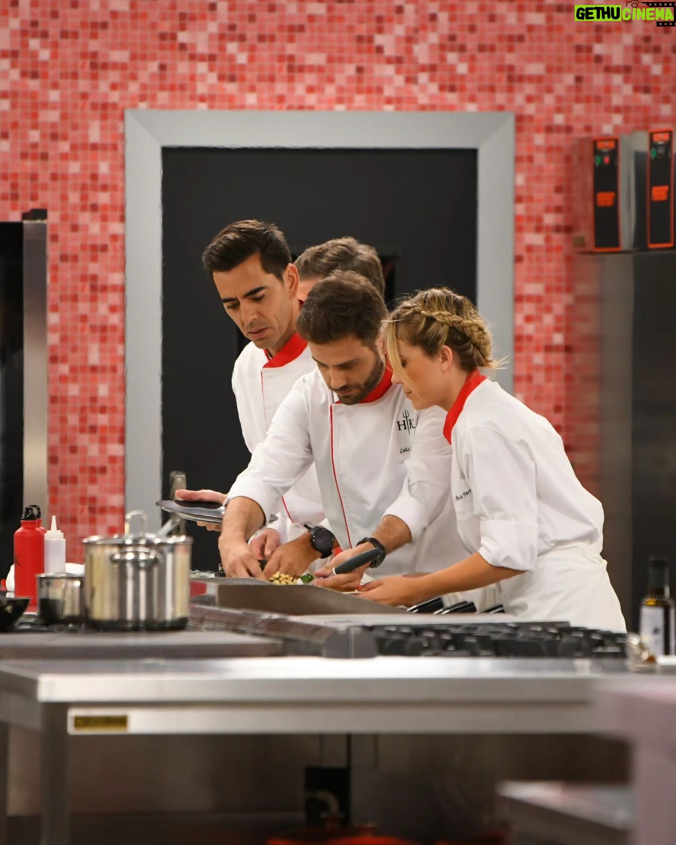 Ana Marta Ferreira Instagram - E hojeeee temos mais Hell's Kitchen e as energias vão estar ao rubro 🔥🔥🔥 E a nossa @claudiasemedo que pôs as tranças da cor da melhor equipa?? 😂😍 épica sempre Encontramo-nos logo à noite??? @sicoficial