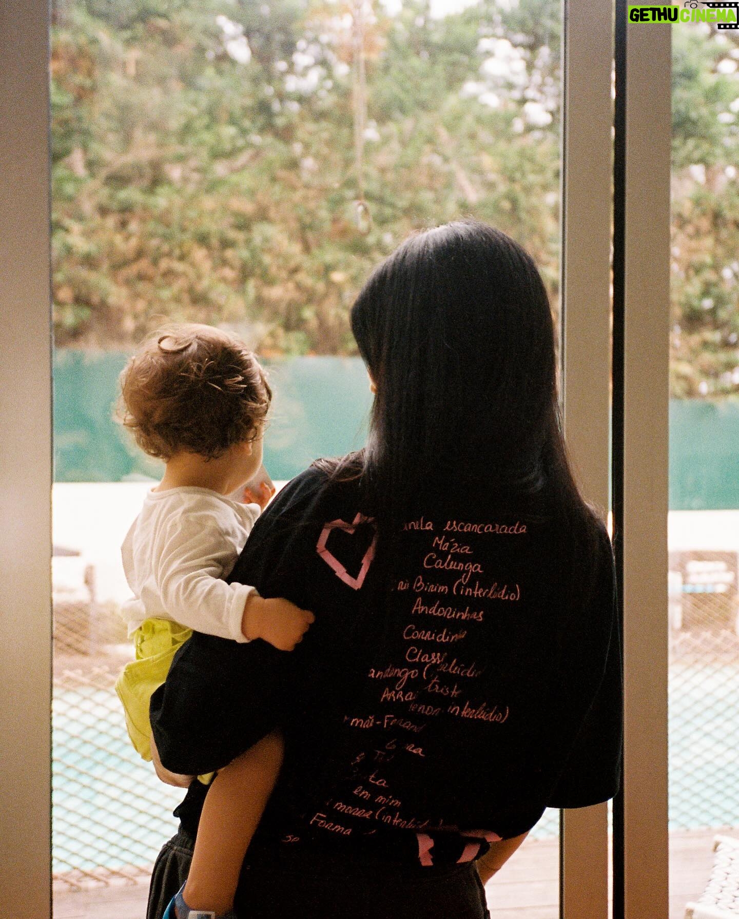 Ana Moura Instagram - T-shirts e meias CASA GUILHERMINA disponíveis a partir de amanhã 💫💫 WWW.ANAMOURA.PT