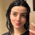 Ana Pau Castell Instagram - Pensaba subir estas fotos con alguna frase “inspiradora” pero después pensé en que mejor me gustaría compartirles un poco mi, sin la luz y el maquillaje perfecto, a veces me esfuerzo por mostrar esta versión “perfecta” de mi vida, y hoy quería mostrarles que también la persona de la segunda foto soy yo…Con todo y todo, cada día me esfuerzo por construir esta mejor versión de mi, aceptando qué hay momentos buenos y momentos malos, pero que todo de aprende, entendiendo que esta bien si a veces no todo esta bien, repitiéndome a mi misma que confíe (que todo va a estar bien)… hoy solo quiero decirte a ti también que estás leyendo esto: todo va a estar bien…CONFÍA 🤍 Pd: la tercera foto me identifica y la cuarta me gustó…bye
