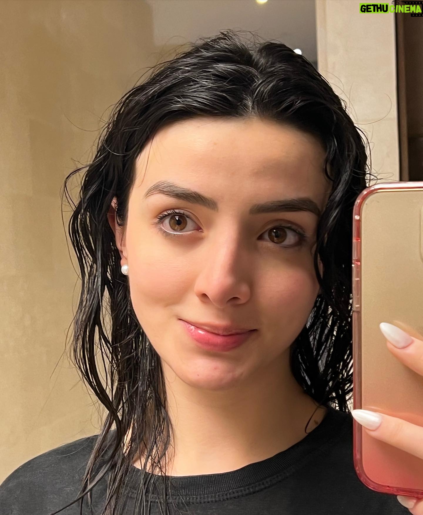 Ana Pau Castell Instagram - Pensaba subir estas fotos con alguna frase “inspiradora” pero después pensé en que mejor me gustaría compartirles un poco mi, sin la luz y el maquillaje perfecto, a veces me esfuerzo por mostrar esta versión “perfecta” de mi vida, y hoy quería mostrarles que también la persona de la segunda foto soy yo…Con todo y todo, cada día me esfuerzo por construir esta mejor versión de mi, aceptando qué hay momentos buenos y momentos malos, pero que todo de aprende, entendiendo que esta bien si a veces no todo esta bien, repitiéndome a mi misma que confíe (que todo va a estar bien)… hoy solo quiero decirte a ti también que estás leyendo esto: todo va a estar bien…CONFÍA 🤍 Pd: la tercera foto me identifica y la cuarta me gustó…bye