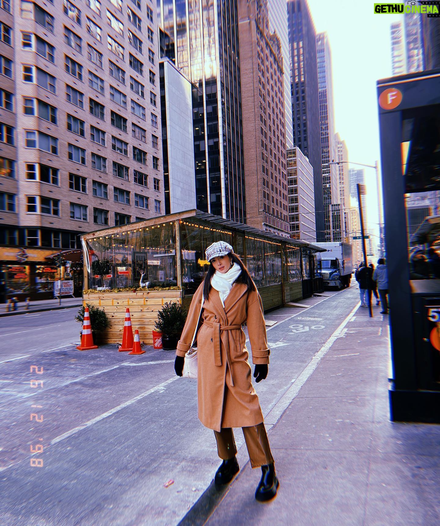 Ana Pau Castell Instagram - She’s… ✨a New York girl ✨ Me di cuenta que no había subido nada del viaje así que les dejo este top 10 de mis fotos favoritas 💙🌃