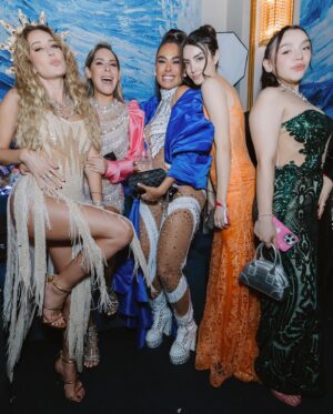 Ana Pau Castell Instagram - 𝒮𝒽𝒾𝓃𝒾𝓃𝑔 𝒷𝓇𝒾𝑔𝒽𝓉 𝓁𝒾𝓀𝑒 𝒶 𝒹𝒾𝒶𝓂𝑜𝓃𝒹 💎🩵!! Photo dump de esta experiencia tan divina con @theofficialpandora …la última foto es la más divertida!! estamos in love byeee ✨ 

#PandoraTakesRio #PandoraSquad24 #PandoraInRio 
.
.
.
.
.
#publidad