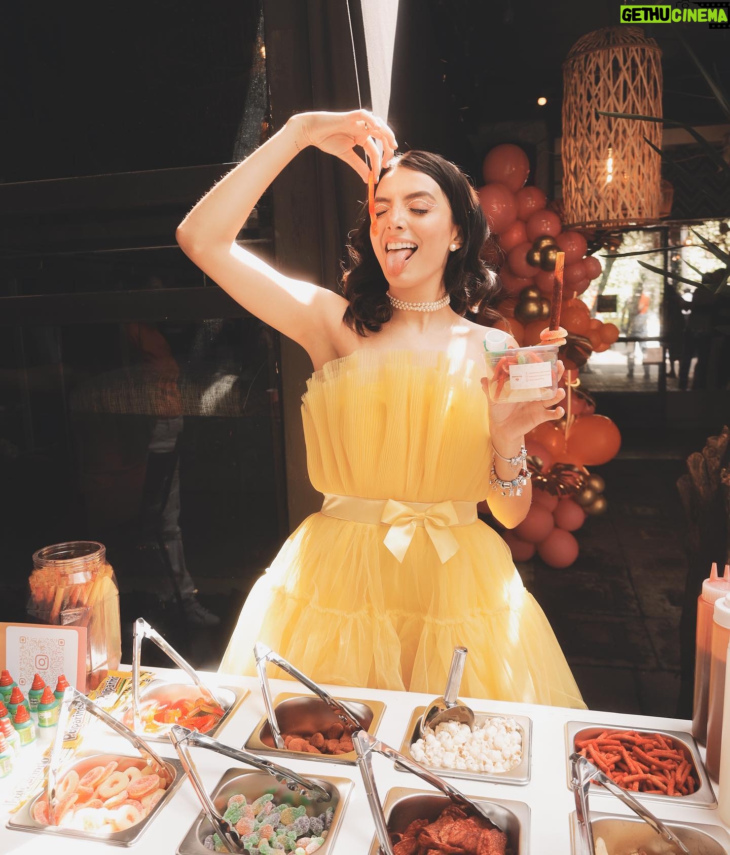 Ana Pau Castell Instagram - birthday party 🌙 Que dÃa acompañada de los que más quiero, sin ustedes no hubiera sido lo mismo…muchas gracias 🥹: 📸: @by.ikeer globitos: @karenalmarazevents glam: @foriu.mx sushi: @mrsushimex taquitos: @elburrohermoso dulces: @monchitos_barrasnacks pastel: @thecakeheavenmx
