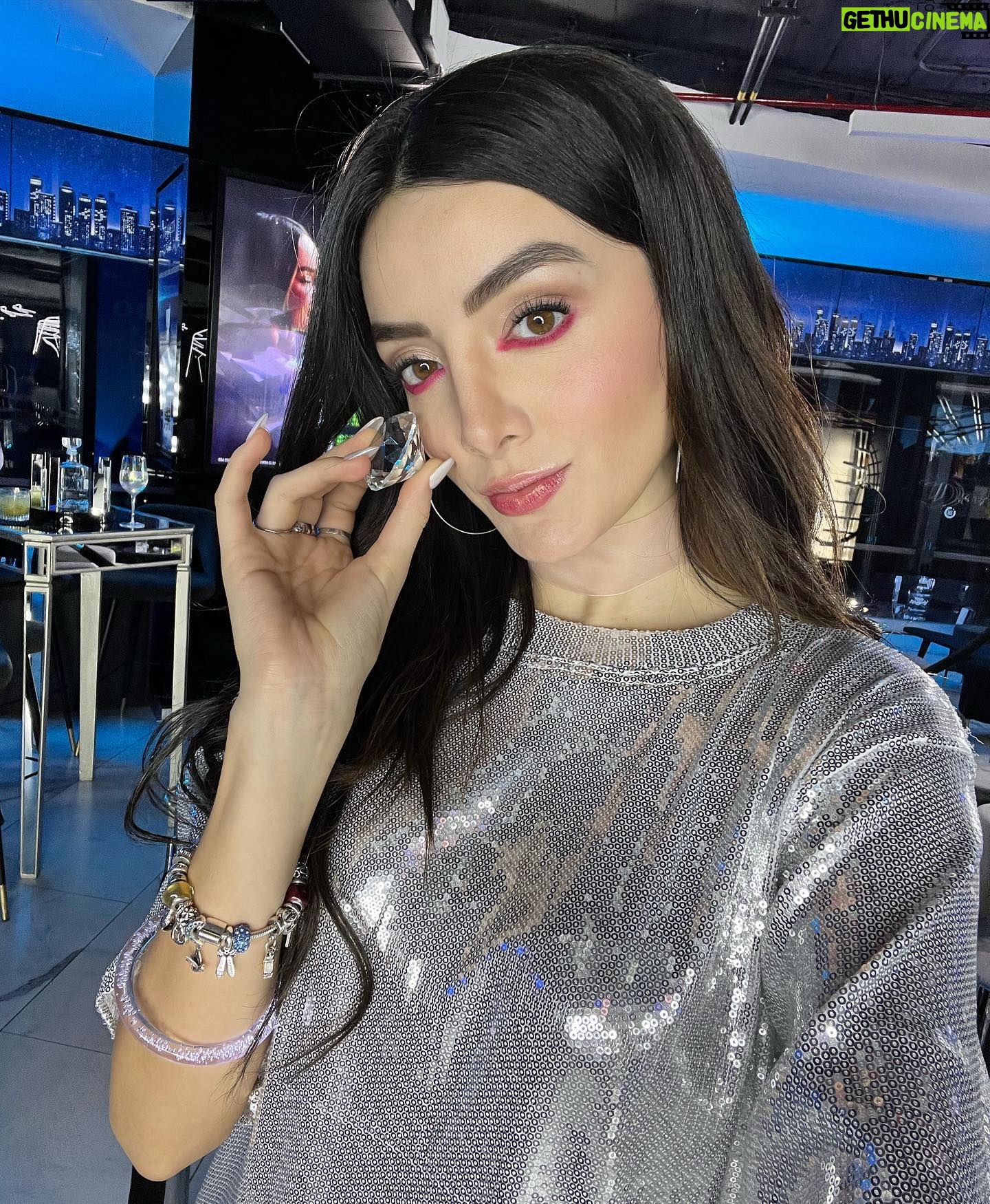 Ana Pau Castell Instagram - Pensaba subir estas fotos con alguna frase “inspiradora” pero después pensé en que mejor me gustaría compartirles un poco mi, sin la luz y el maquillaje perfecto, a veces me esfuerzo por mostrar esta versión “perfecta” de mi vida, y hoy quería mostrarles que también la persona de la segunda foto soy yo…Con todo y todo, cada día me esfuerzo por construir esta mejor versión de mi, aceptando qué hay momentos buenos y momentos malos, pero que todo de aprende, entendiendo que esta bien si a veces no todo esta bien, repitiéndome a mi misma que confíe (que todo va a estar bien)… hoy solo quiero decirte a ti también que estás leyendo esto: todo va a estar bien…CONFÍA 🤍 Pd: la tercera foto me identifica y la cuarta me gustó…bye