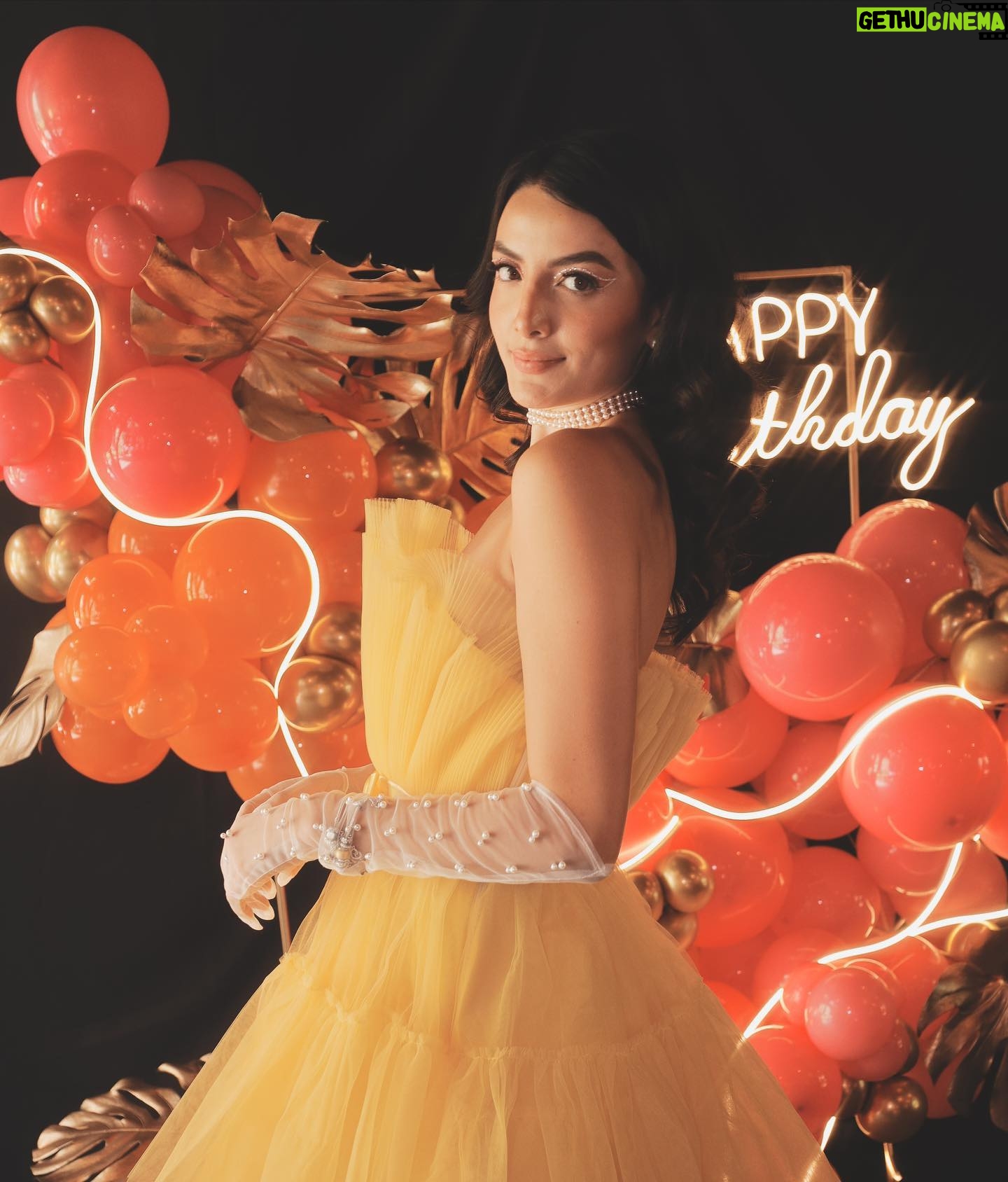 Ana Pau Castell Instagram - birthday party 🌙 Que día acompañada de los que más quiero, sin ustedes no hubiera sido lo mismo…muchas gracias 🥹: 📸: @by.ikeer globitos: @karenalmarazevents glam: @foriu.mx sushi: @mrsushimex taquitos: @elburrohermoso dulces: @monchitos_barrasnacks pastel: @thecakeheavenmx