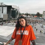 Ana Pau Castell Instagram - Que buena anécdota cuando ayer @gnpseguros nos llevo al concierto y la gente pensó que yo era Billie Eilish 😂🧡…les dejó los videos al final jaja !!! #viviresincreíble #soyclientegnp
