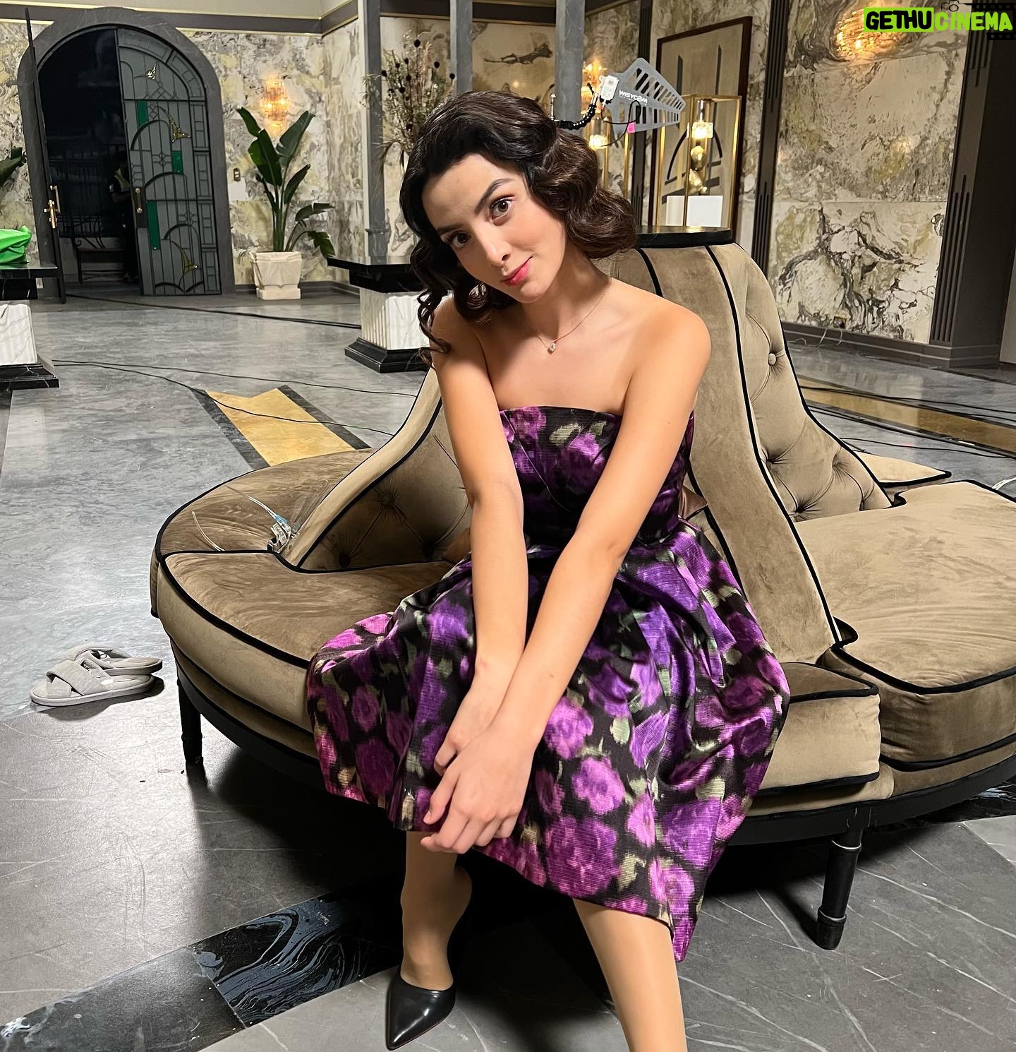 Ana Pau Castell Instagram - Me despido de este personaje tan bonito que llegó de sorpresa a traerme cosas increíbles 🥹🤍, estoy muy muy agradecida por todo el aprendizaje, de trabajar con gente tan linda y de las amistades que hice. Ya quiero que conozcan a Dolores, la van a ODIAR jaja (poquito). Se fue muy rápidoo AHHHH 💔…. Se nos acaba pero algo se viene !!! 🙏🏻✨ GRACIAS @telemundo @mariabadillot @pardoanilu por confiar en mi ♥️ Mis direcsss 🔝 @soyvaroni @felipeaguilardulce @dgavidia2000 @mark_ito A mi equipo @talentoas por un proyecto más juntos 🤞🏻 Los vestuarios tan hermosos de @yfoltzer @hannahdelsol Y a todos mis compañeros (los adoro bye) ♥️ Gracias Dios 🙏🏻!! EL CONDE MUY PRONTO