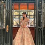 Ana Pau Castell Instagram - Me despido de este personaje tan bonito que llegó de sorpresa a traerme cosas increíbles 🥹🤍, estoy muy muy agradecida por todo el aprendizaje, de trabajar con gente tan linda y de las amistades que hice. Ya quiero que conozcan a Dolores, la van a ODIAR jaja (poquito). Se fue muy rápidoo AHHHH 💔…. Se nos acaba pero algo se viene !!! 🙏🏻✨ GRACIAS @telemundo @mariabadillot @pardoanilu por confiar en mi ♥️ Mis direcsss 🔝 @soyvaroni @felipeaguilardulce @dgavidia2000 @mark_ito A mi equipo @talentoas por un proyecto más juntos 🤞🏻 Los vestuarios tan hermosos de @yfoltzer @hannahdelsol Y a todos mis compañeros (los adoro bye) ♥️ Gracias Dios 🙏🏻!! EL CONDE MUY PRONTO