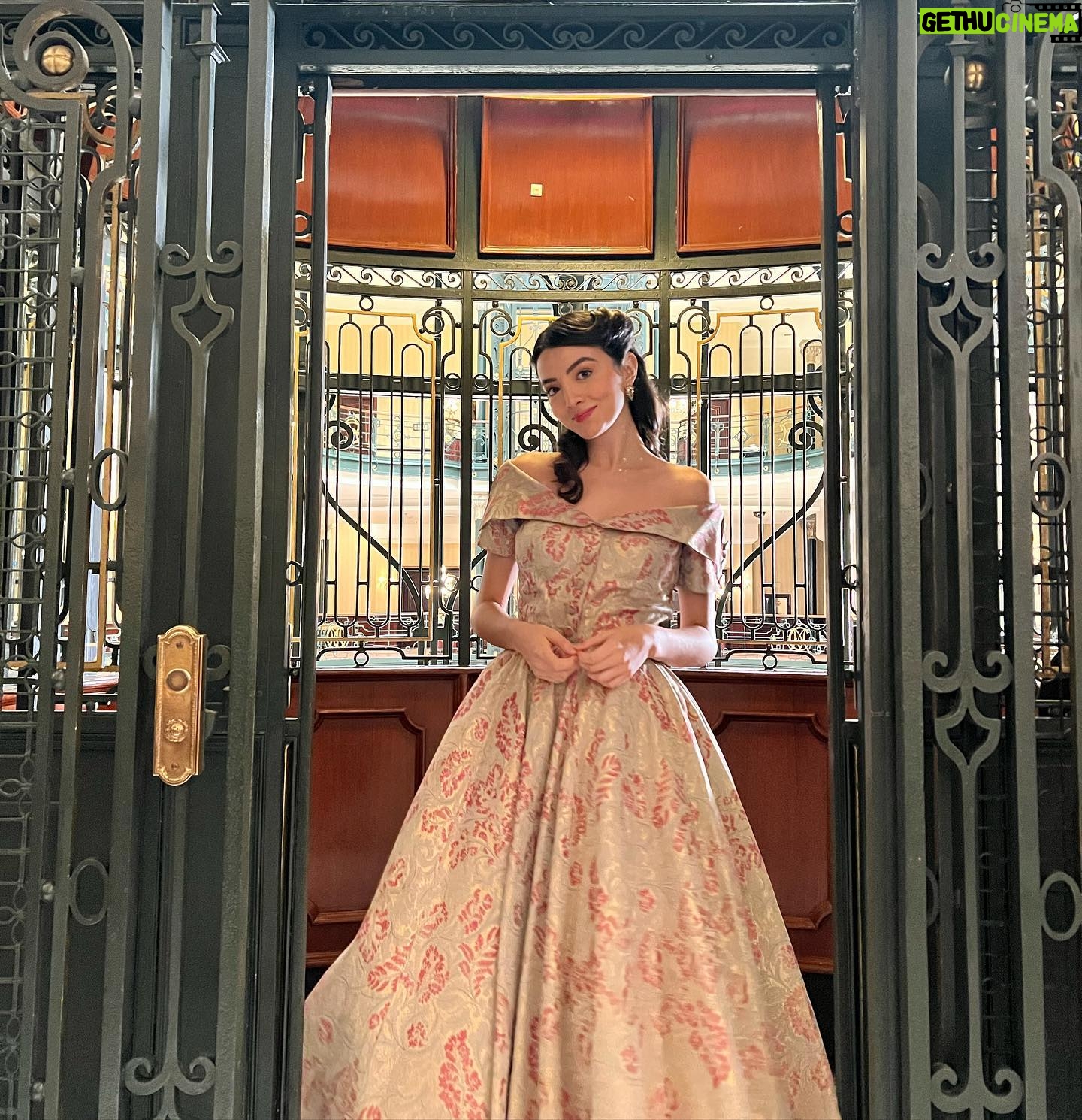 Ana Pau Castell Instagram - Me despido de este personaje tan bonito que llegó de sorpresa a traerme cosas increíbles 🥹🤍, estoy muy muy agradecida por todo el aprendizaje, de trabajar con gente tan linda y de las amistades que hice. Ya quiero que conozcan a Dolores, la van a ODIAR jaja (poquito). Se fue muy rápidoo AHHHH 💔…. Se nos acaba pero algo se viene !!! 🙏🏻✨ GRACIAS @telemundo @mariabadillot @pardoanilu por confiar en mi ♥️ Mis direcsss 🔝 @soyvaroni @felipeaguilardulce @dgavidia2000 @mark_ito A mi equipo @talentoas por un proyecto más juntos 🤞🏻 Los vestuarios tan hermosos de @yfoltzer @hannahdelsol Y a todos mis compañeros (los adoro bye) ♥️ Gracias Dios 🙏🏻!! EL CONDE MUY PRONTO