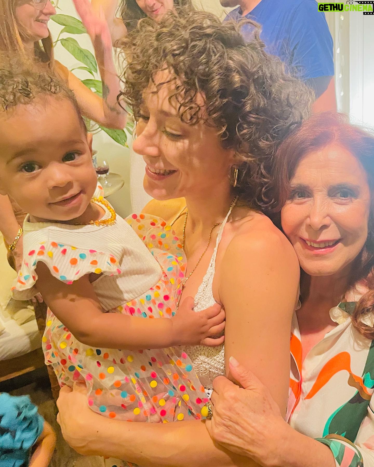 Ana Pauls - 10.1K Likes - Feliz cumple Mamirta!
Gracias por hacernos adentro tuyo. Si hay algo que hiciste bien en esta vida somos nosotras. Tu interior fue el mejor monoambiente en el que viví. Y aunque después me diste otras casas tu cuerpo siempre va a ser mi hogar preferido. Gracias por ser la mejor mamushka. Te amamos hasta el infinito y más allá 🚀✨💗
