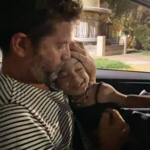 Ana Pauls Instagram - Este post es para ellos. Estos señores que ahora son un año más grandes. Más grandes personas, hermanos, hermosos, tíos, padres, amigos. Vengo a Argentina estratégicamente para no perderme sus aniversarios de vida. Porque quiero celebrarlos siempre. Celebrar que existen y que están en mi vida. Un año más de disfrutarlos a la distancia y muy intensamente cuando estamos cerca. 
Nuestro papá nunca fue de remarcar el valor de la familia pero se lo dio. No sé si la familia es lo más importante para todos pero la mía sí lo es para mí. Y ustedes son los pilares y creadores de una familia hermosa de la que afortunadamente soy parte. Y unos tíos soñados para mi Bendi.  No había mejores, posta. La fortuna de tenerlos es inconmensurable. Con ustedes la vida es un juego y yo ya gané. 
Gracias Diosite, Universo y Pacha por estos hermanos que me diste. Prometo honrarlos, valorarlos, respetarlos, admirarlos, acompañarlos desde que nací en adelante, para bien y para mal, en la riqueza y en la pobreza, en salud y en enfermedad, para amarlos y cuidarlos hasta que la muerte nos separe. Después vemos. 
Hasta ese entonces seguiremos disfrutando la vida juntos. 
Los amo forchiii
Amennnn