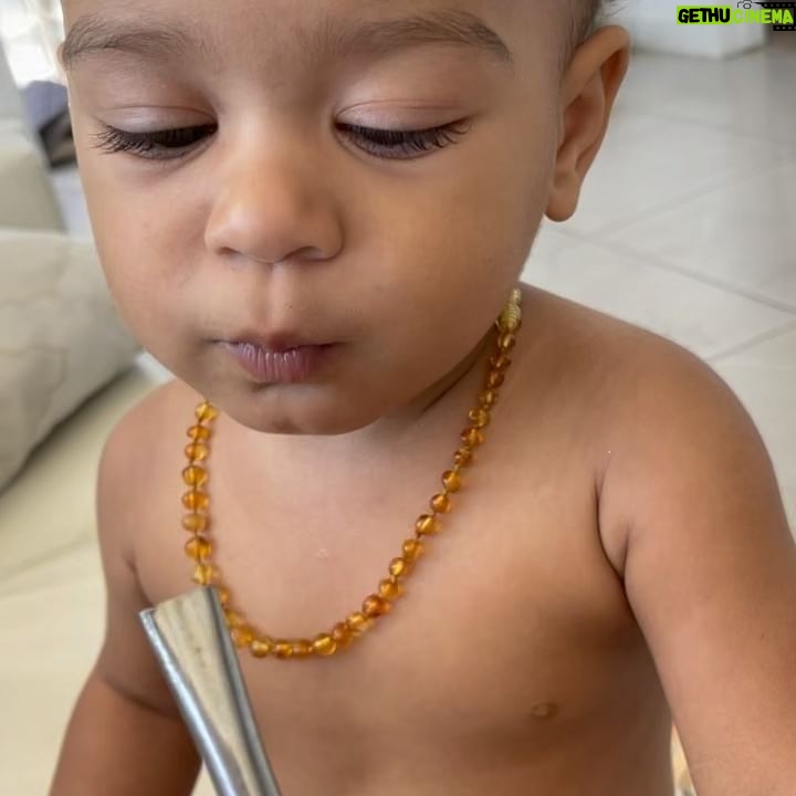Ana Pauls - 9.9K Likes - Hoy cumple 2 años esta Bendi del amor! 🎂
Cuando te nombré no sabía cuánto honor le ibas a hacer a tu nombre. Amo que seas mi hija porque sos muy genia, buena, dulce, inteligente, aventurera, valiente, fuerte, carismática, compañera, hermosísima y si bien todo el mérito es tuyo me re llevo los créditos que pueda. Es un orgullo ser tu mamá. Si vivir estaba bueno antes de tenerte, ahora es una fiesta. Traes alegría a todo el que se te cruce. Brindo por vos, por esa sonrisa que es pura dopamina y por este placer que es verte crecer. Chin chin!
Feliz cumple reina de todos mis reinos!
Te amo ❤️