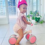 Ana Pauls Instagram - Hoy cumple 2 años esta Bendi del amor! 🎂 Cuando te nombré no sabía cuánto honor le ibas a hacer a tu nombre. Amo que seas mi hija porque sos muy genia, buena, dulce, inteligente, aventurera, valiente, fuerte, carismática, compañera, hermosísima y si bien todo el mérito es tuyo me re llevo los créditos que pueda. Es un orgullo ser tu mamá. Si vivir estaba bueno antes de tenerte, ahora es una fiesta. Traes alegría a todo el que se te cruce. Brindo por vos, por esa sonrisa que es pura dopamina y por este placer que es verte crecer. Chin chin! Feliz cumple reina de todos mis reinos! Te amo ❤️