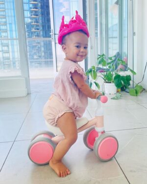 Ana Pauls Instagram - Hoy cumple 2 años esta Bendi del amor! 🎂
Cuando te nombré no sabía cuánto honor le ibas a hacer a tu nombre. Amo que seas mi hija porque sos muy genia, buena, dulce, inteligente, aventurera, valiente, fuerte, carismática, compañera, hermosísima y si bien todo el mérito es tuyo me re llevo los créditos que pueda. Es un orgullo ser tu mamá. Si vivir estaba bueno antes de tenerte, ahora es una fiesta. Traes alegría a todo el que se te cruce. Brindo por vos, por esa sonrisa que es pura dopamina y por este placer que es verte crecer. Chin chin! 

Feliz cumple reina de todos mis reinos!
Te amo ❤️