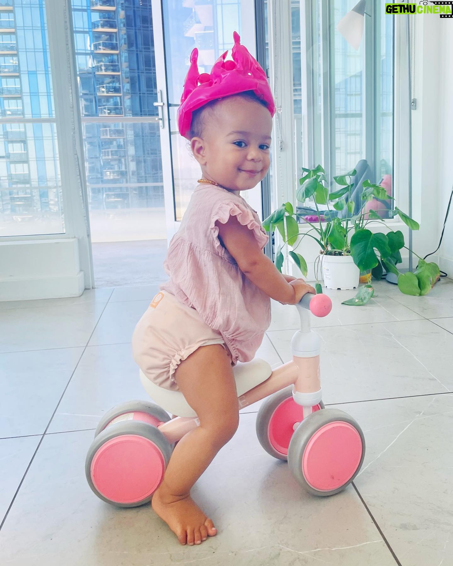 Ana Pauls - 9.9K Likes - Hoy cumple 2 años esta Bendi del amor! 🎂
Cuando te nombré no sabía cuánto honor le ibas a hacer a tu nombre. Amo que seas mi hija porque sos muy genia, buena, dulce, inteligente, aventurera, valiente, fuerte, carismática, compañera, hermosísima y si bien todo el mérito es tuyo me re llevo los créditos que pueda. Es un orgullo ser tu mamá. Si vivir estaba bueno antes de tenerte, ahora es una fiesta. Traes alegría a todo el que se te cruce. Brindo por vos, por esa sonrisa que es pura dopamina y por este placer que es verte crecer. Chin chin!
Feliz cumple reina de todos mis reinos!
Te amo ❤️