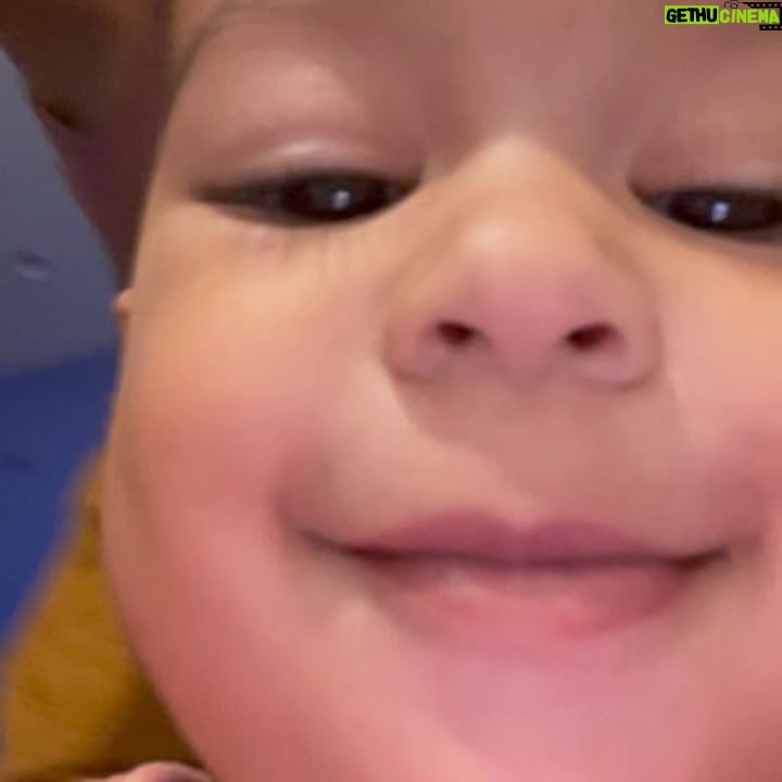 Ana Pauls - 9.9K Likes - Hoy cumple 2 años esta Bendi del amor! 🎂
Cuando te nombré no sabía cuánto honor le ibas a hacer a tu nombre. Amo que seas mi hija porque sos muy genia, buena, dulce, inteligente, aventurera, valiente, fuerte, carismática, compañera, hermosísima y si bien todo el mérito es tuyo me re llevo los créditos que pueda. Es un orgullo ser tu mamá. Si vivir estaba bueno antes de tenerte, ahora es una fiesta. Traes alegría a todo el que se te cruce. Brindo por vos, por esa sonrisa que es pura dopamina y por este placer que es verte crecer. Chin chin!
Feliz cumple reina de todos mis reinos!
Te amo ❤️