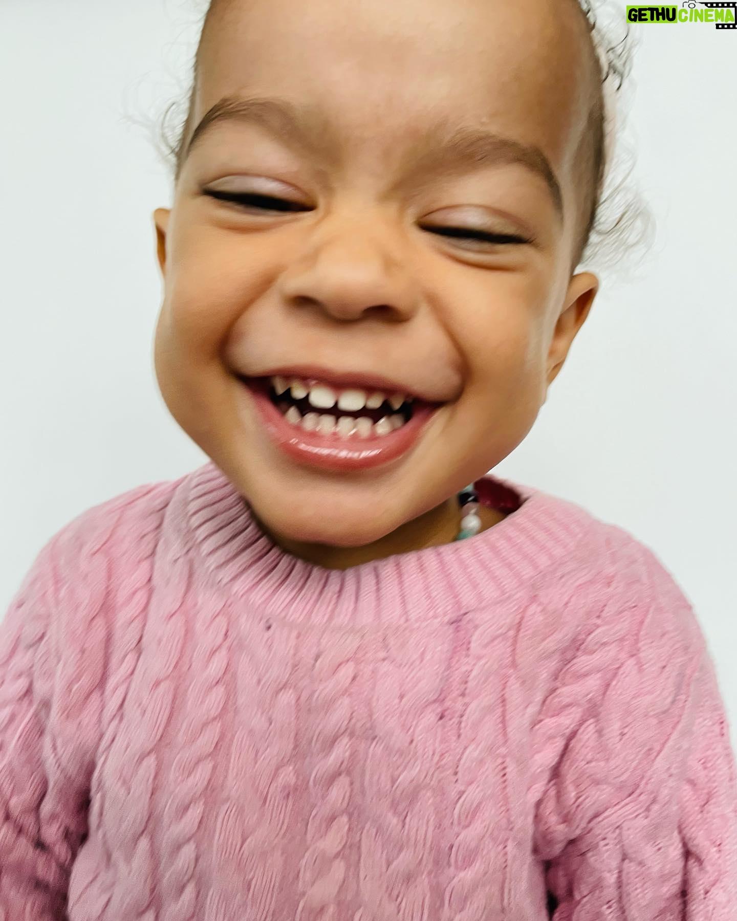 Ana Pauls - 9.9K Likes - Hoy cumple 2 años esta Bendi del amor! 🎂
Cuando te nombré no sabía cuánto honor le ibas a hacer a tu nombre. Amo que seas mi hija porque sos muy genia, buena, dulce, inteligente, aventurera, valiente, fuerte, carismática, compañera, hermosísima y si bien todo el mérito es tuyo me re llevo los créditos que pueda. Es un orgullo ser tu mamá. Si vivir estaba bueno antes de tenerte, ahora es una fiesta. Traes alegría a todo el que se te cruce. Brindo por vos, por esa sonrisa que es pura dopamina y por este placer que es verte crecer. Chin chin!
Feliz cumple reina de todos mis reinos!
Te amo ❤️