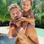 Ana Pauls Instagram - Este post es para ellos. Estos señores que ahora son un año más grandes. Más grandes personas, hermanos, hermosos, tíos, padres, amigos. Vengo a Argentina estratégicamente para no perderme sus aniversarios de vida. Porque quiero celebrarlos siempre. Celebrar que existen y que están en mi vida. Un año más de disfrutarlos a la distancia y muy intensamente cuando estamos cerca. Nuestro papá nunca fue de remarcar el valor de la familia pero se lo dio. No sé si la familia es lo más importante para todos pero la mía sí lo es para mí. Y ustedes son los pilares y creadores de una familia hermosa de la que afortunadamente soy parte. Y unos tíos soñados para mi Bendi. No había mejores, posta. La fortuna de tenerlos es inconmensurable. Con ustedes la vida es un juego y yo ya gané. Gracias Diosite, Universo y Pacha por estos hermanos que me diste. Prometo honrarlos, valorarlos, respetarlos, admirarlos, acompañarlos desde que nací en adelante, para bien y para mal, en la riqueza y en la pobreza, en salud y en enfermedad, para amarlos y cuidarlos hasta que la muerte nos separe. Después vemos. Hasta ese entonces seguiremos disfrutando la vida juntos. Los amo forchiii Amennnn