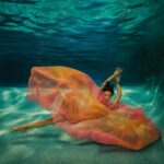 Ana Pauls Instagram - Feliz de anunciar el lanzamiento de mi carrera como modelo underwater! 🧜🏼‍♀️ Gracias a todos por su apoyo en este momento tan especial para mí. Sé que ya nadie me sigue por mí sino por la Bendi pero agradecería si me dejan pretender que tengo una vida además de ser su mamá. Cuál es su foto favorita? Les leo y les tkm 👀❤️ PH @h2wupix