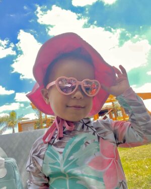 Ana Pauls Instagram - Hoy cumple 2 años esta Bendi del amor! 🎂
Cuando te nombré no sabía cuánto honor le ibas a hacer a tu nombre. Amo que seas mi hija porque sos muy genia, buena, dulce, inteligente, aventurera, valiente, fuerte, carismática, compañera, hermosísima y si bien todo el mérito es tuyo me re llevo los créditos que pueda. Es un orgullo ser tu mamá. Si vivir estaba bueno antes de tenerte, ahora es una fiesta. Traes alegría a todo el que se te cruce. Brindo por vos, por esa sonrisa que es pura dopamina y por este placer que es verte crecer. Chin chin! 

Feliz cumple reina de todos mis reinos!
Te amo ❤️