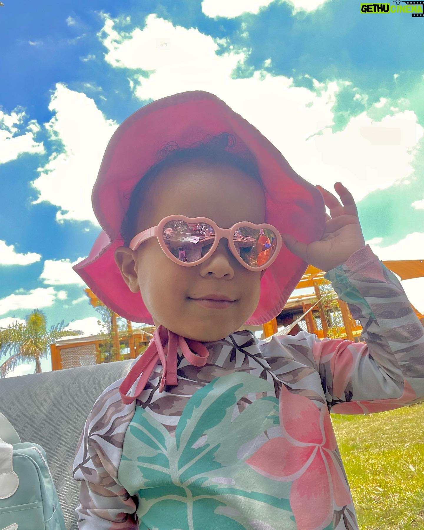 Ana Pauls - 9.9K Likes - Hoy cumple 2 años esta Bendi del amor! 🎂
Cuando te nombré no sabía cuánto honor le ibas a hacer a tu nombre. Amo que seas mi hija porque sos muy genia, buena, dulce, inteligente, aventurera, valiente, fuerte, carismática, compañera, hermosísima y si bien todo el mérito es tuyo me re llevo los créditos que pueda. Es un orgullo ser tu mamá. Si vivir estaba bueno antes de tenerte, ahora es una fiesta. Traes alegría a todo el que se te cruce. Brindo por vos, por esa sonrisa que es pura dopamina y por este placer que es verte crecer. Chin chin!
Feliz cumple reina de todos mis reinos!
Te amo ❤️