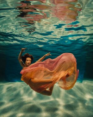 Ana Pauls Instagram - Feliz de anunciar el lanzamiento de mi carrera como modelo underwater! 🧜🏼‍♀️
Gracias a todos por su apoyo en este momento tan especial para mí. Sé que ya nadie me sigue por mí sino por la Bendi pero agradecería si me dejan pretender que tengo una vida además de ser su mamá. 
Cuál es su foto favorita? 
Les leo y les tkm 👀❤️

PH @h2wupix