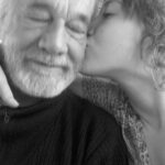 Ana Pauls Instagram - Feliz cumple Papirou Me doy cuenta de que no estás presente en mi Instagram y hoy en día es mi álbum de recuerdos así que quiero homenajearte acá. Toda la vida sufrí porque tenía un padre viejo. Me tuviste a los 54 años así que la amenaza de tu muerte siempre estuvo presente. Qué bronca me daba que mi hermano mayor siempre te fuera a tener por 30 años mas que yo. Pero entender que no fuiste el mismo padre a los 24 que a los 54 me cambio la perspectiva. La calidad de nuestros años compartidos no se comparan con ninguna cantidad mayor. Me diste una vida hermosa y fue gracias a tu edad y experiencia de vida. Aunque lamento que no pueda seguir creciendo con vos y que no conozcas a Bendi sé que se aman a través de los planos. Porque te reconoce en las fotos sin haberte visto. Gracias por los tremendos hermanos que me diste a los que amo con locura. Gracias por ser tan lindo ejemplo sin querer serlo. Gracias por tu presencia cuando estabas vivo y cuando no también. Gracias por nuestras infinitas vacaciones juntos. Y mas allá de las palabras eternas de agradecimiento que nunca van a ser suficientes te celebro bailando con Bendi todos los días. Disfrutando la existencia aunque a veces sea más difícil y me olvide de lo que realmente importa. Vos me lo recordas. Te honro siendo feliz. Te amamos para siempre