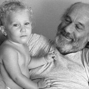 Ana Pauls Instagram - Feliz cumple Papirou
Me doy cuenta de que no estás presente en mi Instagram y hoy en día es mi álbum de recuerdos así que quiero homenajearte acá. 
Toda la vida sufrí porque tenía un padre viejo. Me tuviste a los 54 años así que la amenaza de tu muerte siempre estuvo presente. Qué bronca me daba que mi hermano mayor siempre te fuera a tener por 30 años mas que yo. Pero entender que no fuiste el mismo padre a los 24 que a los 54 me cambio la perspectiva. La calidad de nuestros años compartidos no se comparan con ninguna cantidad mayor. Me diste una vida hermosa y fue gracias a tu edad y experiencia de vida. Aunque lamento que no pueda seguir creciendo con vos y que no conozcas a Bendi sé que se aman a través de los planos. Porque te reconoce en las fotos sin haberte visto.
Gracias por los tremendos hermanos que me diste a los que amo con locura. 
Gracias por ser tan lindo ejemplo sin querer serlo. Gracias por tu presencia cuando estabas vivo y cuando no también. Gracias por nuestras infinitas vacaciones juntos. Y mas allá de las palabras eternas de agradecimiento que nunca van a ser suficientes te celebro bailando con Bendi todos los días. Disfrutando la existencia aunque a veces sea más difícil y me olvide de lo que realmente importa. Vos me lo recordas. Te honro siendo feliz. 
Te amamos para siempre