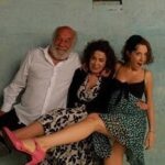 Ana Pauls Instagram - Feliz cumple Papirou Me doy cuenta de que no estás presente en mi Instagram y hoy en día es mi álbum de recuerdos así que quiero homenajearte acá. Toda la vida sufrí porque tenía un padre viejo. Me tuviste a los 54 años así que la amenaza de tu muerte siempre estuvo presente. Qué bronca me daba que mi hermano mayor siempre te fuera a tener por 30 años mas que yo. Pero entender que no fuiste el mismo padre a los 24 que a los 54 me cambio la perspectiva. La calidad de nuestros años compartidos no se comparan con ninguna cantidad mayor. Me diste una vida hermosa y fue gracias a tu edad y experiencia de vida. Aunque lamento que no pueda seguir creciendo con vos y que no conozcas a Bendi sé que se aman a través de los planos. Porque te reconoce en las fotos sin haberte visto. Gracias por los tremendos hermanos que me diste a los que amo con locura. Gracias por ser tan lindo ejemplo sin querer serlo. Gracias por tu presencia cuando estabas vivo y cuando no también. Gracias por nuestras infinitas vacaciones juntos. Y mas allá de las palabras eternas de agradecimiento que nunca van a ser suficientes te celebro bailando con Bendi todos los días. Disfrutando la existencia aunque a veces sea más difícil y me olvide de lo que realmente importa. Vos me lo recordas. Te honro siendo feliz. Te amamos para siempre