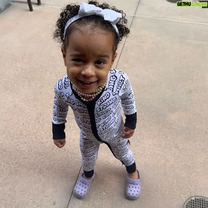 Ana Pauls Instagram - Última semana con 2 añitos 🥹 Celebrating birthday week with the comfiest and softest onesie @greedybabyco