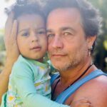 Ana Pauls Instagram - Este post es para ellos. Estos señores que ahora son un año más grandes. Más grandes personas, hermanos, hermosos, tíos, padres, amigos. Vengo a Argentina estratégicamente para no perderme sus aniversarios de vida. Porque quiero celebrarlos siempre. Celebrar que existen y que están en mi vida. Un año más de disfrutarlos a la distancia y muy intensamente cuando estamos cerca. Nuestro papá nunca fue de remarcar el valor de la familia pero se lo dio. No sé si la familia es lo más importante para todos pero la mía sí lo es para mí. Y ustedes son los pilares y creadores de una familia hermosa de la que afortunadamente soy parte. Y unos tíos soñados para mi Bendi. No había mejores, posta. La fortuna de tenerlos es inconmensurable. Con ustedes la vida es un juego y yo ya gané. Gracias Diosite, Universo y Pacha por estos hermanos que me diste. Prometo honrarlos, valorarlos, respetarlos, admirarlos, acompañarlos desde que nací en adelante, para bien y para mal, en la riqueza y en la pobreza, en salud y en enfermedad, para amarlos y cuidarlos hasta que la muerte nos separe. Después vemos. Hasta ese entonces seguiremos disfrutando la vida juntos. Los amo forchiii Amennnn