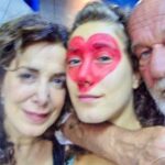 Ana Pauls Instagram - Feliz cumple Papirou Me doy cuenta de que no estás presente en mi Instagram y hoy en día es mi álbum de recuerdos así que quiero homenajearte acá. Toda la vida sufrí porque tenía un padre viejo. Me tuviste a los 54 años así que la amenaza de tu muerte siempre estuvo presente. Qué bronca me daba que mi hermano mayor siempre te fuera a tener por 30 años mas que yo. Pero entender que no fuiste el mismo padre a los 24 que a los 54 me cambio la perspectiva. La calidad de nuestros años compartidos no se comparan con ninguna cantidad mayor. Me diste una vida hermosa y fue gracias a tu edad y experiencia de vida. Aunque lamento que no pueda seguir creciendo con vos y que no conozcas a Bendi sé que se aman a través de los planos. Porque te reconoce en las fotos sin haberte visto. Gracias por los tremendos hermanos que me diste a los que amo con locura. Gracias por ser tan lindo ejemplo sin querer serlo. Gracias por tu presencia cuando estabas vivo y cuando no también. Gracias por nuestras infinitas vacaciones juntos. Y mas allá de las palabras eternas de agradecimiento que nunca van a ser suficientes te celebro bailando con Bendi todos los días. Disfrutando la existencia aunque a veces sea más difícil y me olvide de lo que realmente importa. Vos me lo recordas. Te honro siendo feliz. Te amamos para siempre