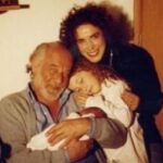 Ana Pauls Instagram - Feliz cumple Papirou Me doy cuenta de que no estás presente en mi Instagram y hoy en día es mi álbum de recuerdos así que quiero homenajearte acá. Toda la vida sufrí porque tenía un padre viejo. Me tuviste a los 54 años así que la amenaza de tu muerte siempre estuvo presente. Qué bronca me daba que mi hermano mayor siempre te fuera a tener por 30 años mas que yo. Pero entender que no fuiste el mismo padre a los 24 que a los 54 me cambio la perspectiva. La calidad de nuestros años compartidos no se comparan con ninguna cantidad mayor. Me diste una vida hermosa y fue gracias a tu edad y experiencia de vida. Aunque lamento que no pueda seguir creciendo con vos y que no conozcas a Bendi sé que se aman a través de los planos. Porque te reconoce en las fotos sin haberte visto. Gracias por los tremendos hermanos que me diste a los que amo con locura. Gracias por ser tan lindo ejemplo sin querer serlo. Gracias por tu presencia cuando estabas vivo y cuando no también. Gracias por nuestras infinitas vacaciones juntos. Y mas allá de las palabras eternas de agradecimiento que nunca van a ser suficientes te celebro bailando con Bendi todos los días. Disfrutando la existencia aunque a veces sea más difícil y me olvide de lo que realmente importa. Vos me lo recordas. Te honro siendo feliz. Te amamos para siempre