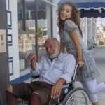 Ana Pauls Instagram - Feliz cumple Papirou Me doy cuenta de que no estás presente en mi Instagram y hoy en día es mi álbum de recuerdos así que quiero homenajearte acá. Toda la vida sufrí porque tenía un padre viejo. Me tuviste a los 54 años así que la amenaza de tu muerte siempre estuvo presente. Qué bronca me daba que mi hermano mayor siempre te fuera a tener por 30 años mas que yo. Pero entender que no fuiste el mismo padre a los 24 que a los 54 me cambio la perspectiva. La calidad de nuestros años compartidos no se comparan con ninguna cantidad mayor. Me diste una vida hermosa y fue gracias a tu edad y experiencia de vida. Aunque lamento que no pueda seguir creciendo con vos y que no conozcas a Bendi sé que se aman a través de los planos. Porque te reconoce en las fotos sin haberte visto. Gracias por los tremendos hermanos que me diste a los que amo con locura. Gracias por ser tan lindo ejemplo sin querer serlo. Gracias por tu presencia cuando estabas vivo y cuando no también. Gracias por nuestras infinitas vacaciones juntos. Y mas allá de las palabras eternas de agradecimiento que nunca van a ser suficientes te celebro bailando con Bendi todos los días. Disfrutando la existencia aunque a veces sea más difícil y me olvide de lo que realmente importa. Vos me lo recordas. Te honro siendo feliz. Te amamos para siempre