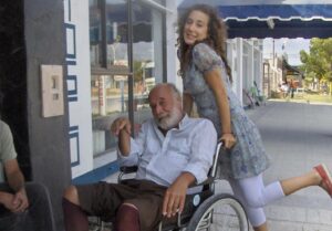 Ana Pauls Instagram - Feliz cumple Papirou
Me doy cuenta de que no estás presente en mi Instagram y hoy en día es mi álbum de recuerdos así que quiero homenajearte acá. 
Toda la vida sufrí porque tenía un padre viejo. Me tuviste a los 54 años así que la amenaza de tu muerte siempre estuvo presente. Qué bronca me daba que mi hermano mayor siempre te fuera a tener por 30 años mas que yo. Pero entender que no fuiste el mismo padre a los 24 que a los 54 me cambio la perspectiva. La calidad de nuestros años compartidos no se comparan con ninguna cantidad mayor. Me diste una vida hermosa y fue gracias a tu edad y experiencia de vida. Aunque lamento que no pueda seguir creciendo con vos y que no conozcas a Bendi sé que se aman a través de los planos. Porque te reconoce en las fotos sin haberte visto.
Gracias por los tremendos hermanos que me diste a los que amo con locura. 
Gracias por ser tan lindo ejemplo sin querer serlo. Gracias por tu presencia cuando estabas vivo y cuando no también. Gracias por nuestras infinitas vacaciones juntos. Y mas allá de las palabras eternas de agradecimiento que nunca van a ser suficientes te celebro bailando con Bendi todos los días. Disfrutando la existencia aunque a veces sea más difícil y me olvide de lo que realmente importa. Vos me lo recordas. Te honro siendo feliz. 
Te amamos para siempre