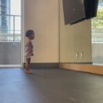 Ana Pauls Instagram - Cosuchis que pasaron: Fuimos a la Getty Villa y nos sacamos foto con Venus y su Bendi Cupido 💘 Para alegría de muchis la Bendi empezó las clases de danza y tap 🩰 Fuimos a la playa y tuvimos conflictos con el concepto. También tuvimos discusiones imaginarias frente al espejo cómo todo buen ser humano. Aprendimos letras como la F de flor. Me transportó una caja por todo el pasillo hasta casa y entendí para qué había tenido una hija. Dibujamos y comimos pollo vegano. Feliz domingo amiguis ✨