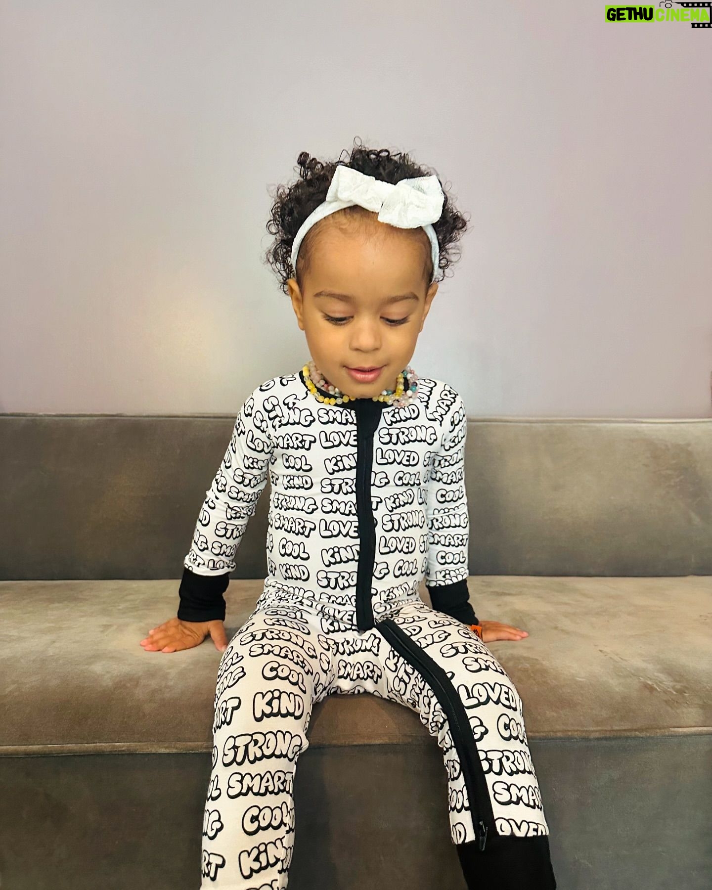 Ana Pauls Instagram - Última semana con 2 añitos 🥹 Celebrating birthday week with the comfiest and softest onesie @greedybabyco