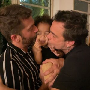 Ana Pauls Instagram - Este post es para ellos. Estos señores que ahora son un año más grandes. Más grandes personas, hermanos, hermosos, tíos, padres, amigos. Vengo a Argentina estratégicamente para no perderme sus aniversarios de vida. Porque quiero celebrarlos siempre. Celebrar que existen y que están en mi vida. Un año más de disfrutarlos a la distancia y muy intensamente cuando estamos cerca. 
Nuestro papá nunca fue de remarcar el valor de la familia pero se lo dio. No sé si la familia es lo más importante para todos pero la mía sí lo es para mí. Y ustedes son los pilares y creadores de una familia hermosa de la que afortunadamente soy parte. Y unos tíos soñados para mi Bendi.  No había mejores, posta. La fortuna de tenerlos es inconmensurable. Con ustedes la vida es un juego y yo ya gané. 
Gracias Diosite, Universo y Pacha por estos hermanos que me diste. Prometo honrarlos, valorarlos, respetarlos, admirarlos, acompañarlos desde que nací en adelante, para bien y para mal, en la riqueza y en la pobreza, en salud y en enfermedad, para amarlos y cuidarlos hasta que la muerte nos separe. Después vemos. 
Hasta ese entonces seguiremos disfrutando la vida juntos. 
Los amo forchiii
Amennnn