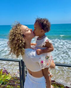 Ana Pauls Instagram - Feliz cumple reinaza! 🦁 Sos ejemplo de vida para mí y me encanta acompañarte en esta. Aprendo un montón con vos y te banco en todas. Significas mucho para mí, tanto que sin vos no existiría yo. Ni la Bendi que es lo más grande que hay. Gracias por una vida de aventuras juntas! Gracias a ustedes por sus hermosos mensajes siempre, gracias a mi familia por bancarme desde que nací, gracias mamá y papá por darme este regalo que es la vida. Brindo por otra vuelta al sol y muchas vueltas al caño. Te amo diosa ❤️