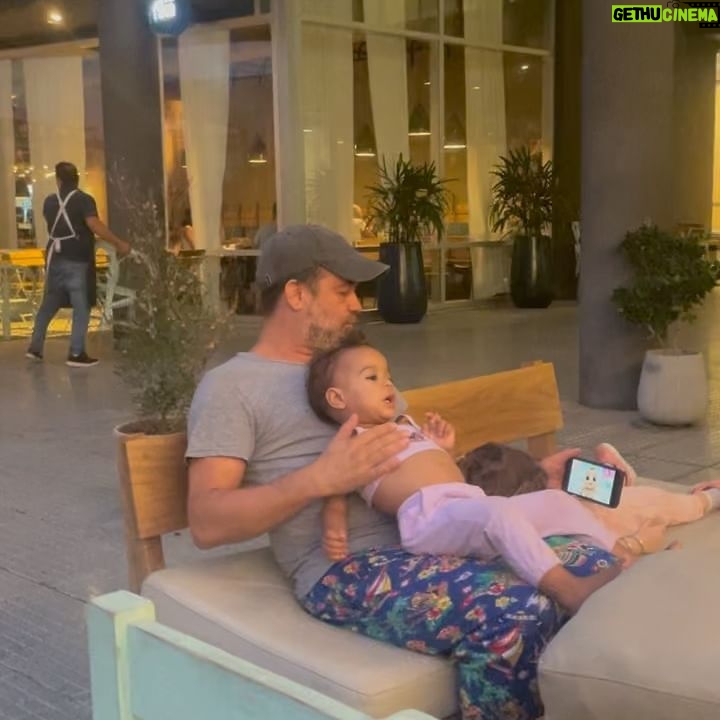 Ana Pauls - 13.1K Likes - Este post es para ellos. Estos señores que ahora son un año más grandes. Más grandes personas, hermanos, hermosos, tíos, padres, amigos. Vengo a Argentina estratégicamente para no perderme sus aniversarios de vida. Porque quiero celebrarlos siempre. Celebrar que existen y que están en mi vida. Un año más de disfrutarlos a la distancia y muy intensamente cuando estamos cerca.
Nuestro papá nunca fue de remarcar el valor de la familia pero se lo dio. No sé si la familia es lo más importante para todos pero la mía sí lo es para mí. Y ustedes son los pilares y creadores de una familia hermosa de la que afortunadamente soy parte. Y unos tíos soñados para mi Bendi. No había mejores, posta. La fortuna de tenerlos es inconmensurable. Con ustedes la vida es un juego y yo ya gané.
Gracias Diosite, Universo y Pacha por estos hermanos que me diste. Prometo honrarlos, valorarlos, respetarlos, admirarlos, acompañarlos desde que nací en adelante, para bien y para mal, en la riqueza y en la pobreza, en salud y en enfermedad, para amarlos y cuidarlos hasta que la muerte nos separe. Después vemos.
Hasta ese entonces seguiremos disfrutando la vida juntos.
Los amo forchiii
Amennnn