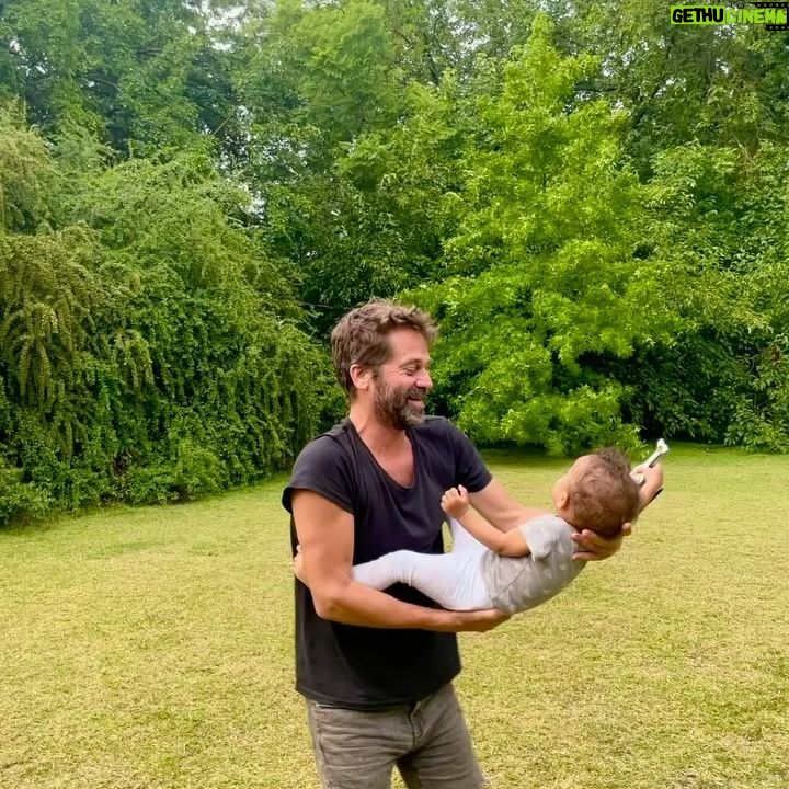 Ana Pauls - 13.1K Likes - Este post es para ellos. Estos señores que ahora son un año más grandes. Más grandes personas, hermanos, hermosos, tíos, padres, amigos. Vengo a Argentina estratégicamente para no perderme sus aniversarios de vida. Porque quiero celebrarlos siempre. Celebrar que existen y que están en mi vida. Un año más de disfrutarlos a la distancia y muy intensamente cuando estamos cerca.
Nuestro papá nunca fue de remarcar el valor de la familia pero se lo dio. No sé si la familia es lo más importante para todos pero la mía sí lo es para mí. Y ustedes son los pilares y creadores de una familia hermosa de la que afortunadamente soy parte. Y unos tíos soñados para mi Bendi. No había mejores, posta. La fortuna de tenerlos es inconmensurable. Con ustedes la vida es un juego y yo ya gané.
Gracias Diosite, Universo y Pacha por estos hermanos que me diste. Prometo honrarlos, valorarlos, respetarlos, admirarlos, acompañarlos desde que nací en adelante, para bien y para mal, en la riqueza y en la pobreza, en salud y en enfermedad, para amarlos y cuidarlos hasta que la muerte nos separe. Después vemos.
Hasta ese entonces seguiremos disfrutando la vida juntos.
Los amo forchiii
Amennnn