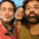 Ana Pauls Instagram - Este post es para ellos. Estos señores que ahora son un año más grandes. Más grandes personas, hermanos, hermosos, tíos, padres, amigos. Vengo a Argentina estratégicamente para no perderme sus aniversarios de vida. Porque quiero celebrarlos siempre. Celebrar que existen y que están en mi vida. Un año más de disfrutarlos a la distancia y muy intensamente cuando estamos cerca. Nuestro papá nunca fue de remarcar el valor de la familia pero se lo dio. No sé si la familia es lo más importante para todos pero la mía sí lo es para mí. Y ustedes son los pilares y creadores de una familia hermosa de la que afortunadamente soy parte. Y unos tíos soñados para mi Bendi. No había mejores, posta. La fortuna de tenerlos es inconmensurable. Con ustedes la vida es un juego y yo ya gané. Gracias Diosite, Universo y Pacha por estos hermanos que me diste. Prometo honrarlos, valorarlos, respetarlos, admirarlos, acompañarlos desde que nací en adelante, para bien y para mal, en la riqueza y en la pobreza, en salud y en enfermedad, para amarlos y cuidarlos hasta que la muerte nos separe. Después vemos. Hasta ese entonces seguiremos disfrutando la vida juntos. Los amo forchiii Amennnn