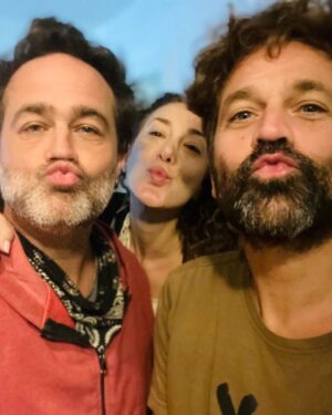 Ana Pauls Instagram - Este post es para ellos. Estos señores que ahora son un año más grandes. Más grandes personas, hermanos, hermosos, tíos, padres, amigos. Vengo a Argentina estratégicamente para no perderme sus aniversarios de vida. Porque quiero celebrarlos siempre. Celebrar que existen y que están en mi vida. Un año más de disfrutarlos a la distancia y muy intensamente cuando estamos cerca. 
Nuestro papá nunca fue de remarcar el valor de la familia pero se lo dio. No sé si la familia es lo más importante para todos pero la mía sí lo es para mí. Y ustedes son los pilares y creadores de una familia hermosa de la que afortunadamente soy parte. Y unos tíos soñados para mi Bendi.  No había mejores, posta. La fortuna de tenerlos es inconmensurable. Con ustedes la vida es un juego y yo ya gané. 
Gracias Diosite, Universo y Pacha por estos hermanos que me diste. Prometo honrarlos, valorarlos, respetarlos, admirarlos, acompañarlos desde que nací en adelante, para bien y para mal, en la riqueza y en la pobreza, en salud y en enfermedad, para amarlos y cuidarlos hasta que la muerte nos separe. Después vemos. 
Hasta ese entonces seguiremos disfrutando la vida juntos. 
Los amo forchiii
Amennnn