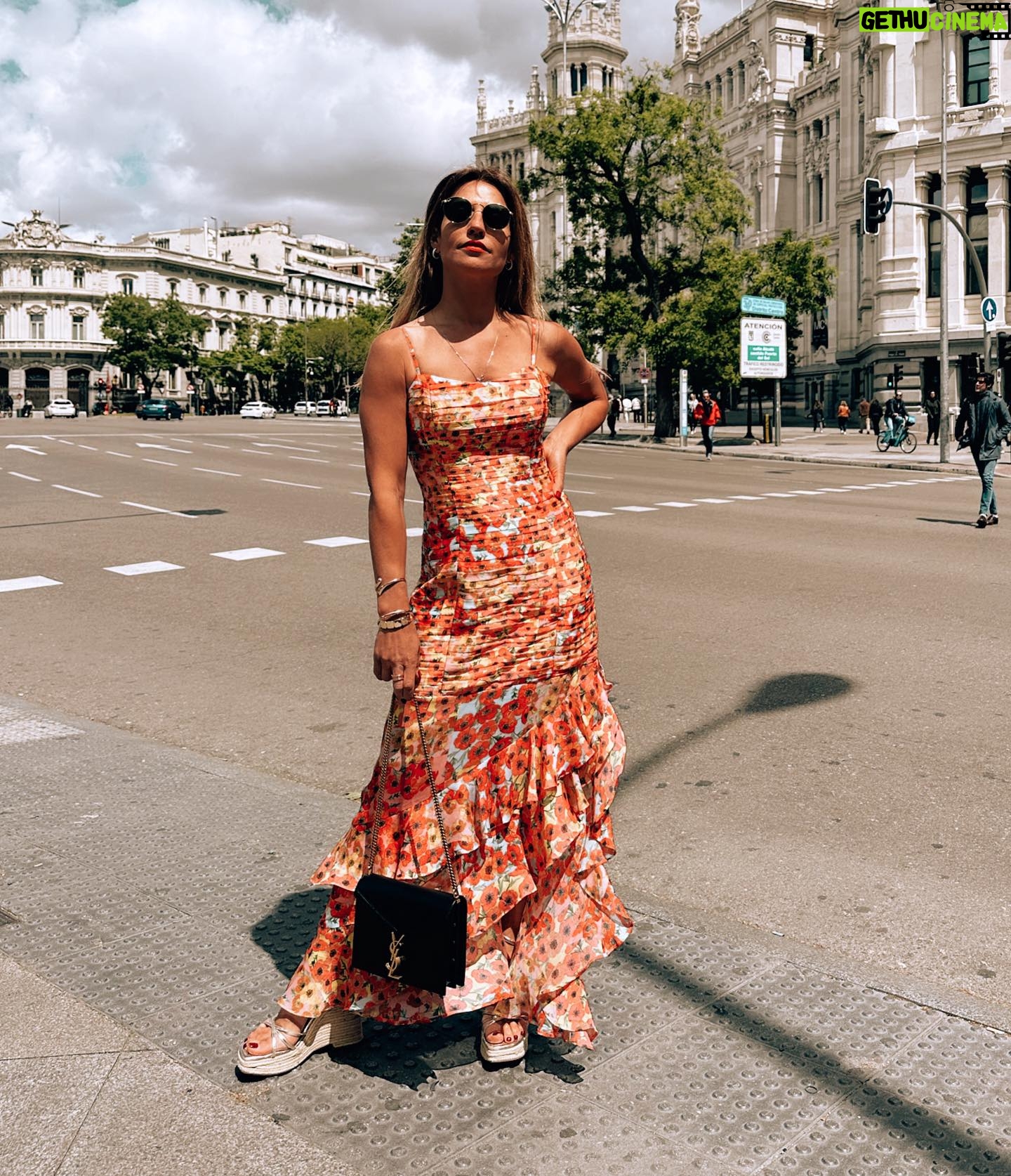 Ana Rita Clara Instagram - π¨π€π£π§Γπ π π‘π π«πππ, π‘π π«πππ π©π π¨π€π£π§Γπ Hola Madrid πͺπΈ Sempre tΓ£o bom regressar. Daquelas cidades em que vivia facilmente e que jΓ‘ sinto que conheΓ§o. A aproveitar o feriado, este dia tΓ£o importante e tambΓ©m celebrado por aqui. Que sejamos gratos pelo que temos e que vivamos na distinΓ§Γ£o entre trabalhar para viver e viver para trabalhar. Um bom feriado para todos π - Passear pela Gran Via - Plaza de Cibelles - Museu do Prado - Restaurante @amazonico.madrid - Uma das βbodegasβ mais antigas da cidade no bairro cool da Chueca β’ β’ O look vestido lindo @guess @companhiasolucoes #ARC #Madrid #travel