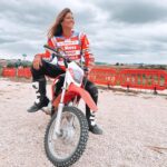 Ana Rita Clara Instagram - 𝙄𝙩’𝙨 𝙧𝙞𝙙𝙚 𝙤’𝙘𝙡𝙤𝙘𝙠🏍️ New team on the block! Dia em cheio, adrenalina ao máximo e com estes incríveis! Obrigada campeão @bianchiprata e grande piloto e amigo @ricardotrepa! As saudades que eu também já tinha de pilotar assim(ou tentar😅)… A contar os dias para vos revelar o que está a chegar! Já sabem que adoro inovar e na @tvificcao esse carimbo existe sempre.😊 Estejam atentos!👌 • • #ARC #New #Tvificcao #ricardotrepa #pedrobianchiprata #riders