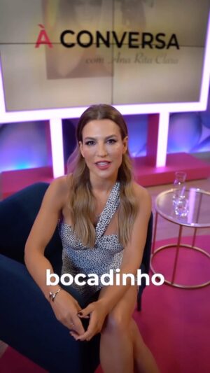 Ana Rita Clara Instagram - 𝘽𝙖𝙘𝙠𝙨𝙩𝙖𝙜𝙚 𝙛𝙤𝙧 𝙮𝙤𝙪 𝙖𝙡𝙡 👀
Partilho convosco um bocadinho do meu dia-a-dia e neste caso, de quando os dias começam bem cedo (quase sempre) e quando tenho gravações do programa “À Conversa Com…” para a @tvificcao.
O dia depois continua e parece não ter fim.
Mas quem ama o que faz, não sente o passar das horas.

O que gostavam de saber mais sobre o meu trabalho em televisão?😊

Look @relish_official 
Sandalias @aldo_shoes 
Hairstyle @asofiamachado_hairstylist 

•
•
#ARC #Tvhost #filmingday #backstage #tvi #tvificcao #àconversacom #senioradvisor #specialguests
@magg.agency 
🎥 byritaalmeida