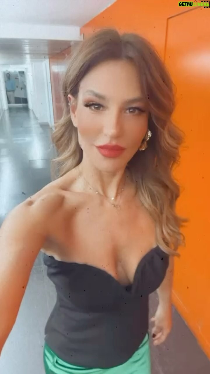 Ana Rita Clara Instagram - 𝙁𝙖𝙨𝙩. 𝙁𝙤𝙧𝙬𝙖𝙧𝙙 🎯 A caminho do fim de semana com a sensação de missão cumprida. Semana de trabalho e amanhã não podem perder mais uma entrevista intimista e que nos leva neste mês de Abril a reflectir sobre o lugar da liberdade de cada um. Em cima e fora do palco. Amanhã conversa boa com o @andrepatricio80 às 16h na @tvificcao 😍 E que bom que é sentir me em casa nestes corredores da @tvioficial e com a minha equipa. Bom fim de semana para todos. E sejam sempre apaixonados pelo que fazem. Eu sou❤️ • • #ARC #workandgoals #Tvhost #Senioradvisor #tvificção #ÀConversaCom #tvshow