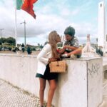 Ana Rita Clara Instagram - 𝙑𝙞𝙫𝙖 𝙖 𝙇𝙞𝙗𝙚𝙧𝙙𝙖𝙙𝙚🌹 Desde cedo a explicar ao Caetano o que representa o dia de hoje. O que foi o 25 de Abril e a celebração actual dos seus 50 Anos. O que é podermos hoje dizer e fazer o que queremos, o que foi a censura na altura e a limitação social e individual, o que tantos sofreram para que pudéssemos hoje viver em democracia. O que foi a revolução dos cravos (sem uma única gota de sangue derramada) e o seu poder no mundo. Falar sobre o que é Ser Livre, ter Liberdade (respeitando o outro naturalmente), mas sobretudo ter coragem e ar para voar até onde quisermos. E termos Amor à Liberdade. E fomos para a rua, para esta “Festa da Liberdade”. Foi lindo ver tantas pessoas, famílias, crianças, portugueses e não só, unidos na celebração desta Paz e Liberdade. E que nunca nos esqueçamos de ter voz. E sabermos que os nossos filhos são o futuro do País e do Mundo. 25 de Abril. Sempre. • • #ARC #AmoràLiberdade #25deAbril #50Anos