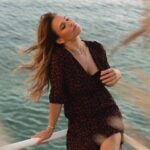 Ana Rita Clara Instagram - “𝙉ã𝙤 𝙩𝙚 𝙚𝙨𝙦𝙪𝙚ç𝙖𝙨 𝙙𝙚 𝙣𝙖𝙢𝙤𝙧𝙖𝙧 𝙖 𝙫𝙞𝙙𝙖” Das frases mais lindas que conheço. Pertence ao Dr. Eduardo Sá e desde que a ouvi numa das suas entrevistas, não mais a esqueci… nem a sua imagem. Este “namorar a vida” permanentemente. Sem medos, sem fugas, sem deixar para amanhã. Viver o agora. Com alegria, muita luz e entrega. Semana cheia de desafios e projectos, mas sempre esta vontade interior enorme de “namorar a vida”. E ela tem de ser namorada. Amada. • • #ARC #week #lifegoals #namoraravida