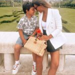 Ana Rita Clara Instagram - 𝙑𝙞𝙫𝙖 𝙖 𝙇𝙞𝙗𝙚𝙧𝙙𝙖𝙙𝙚🌹 Desde cedo a explicar ao Caetano o que representa o dia de hoje. O que foi o 25 de Abril e a celebração actual dos seus 50 Anos. O que é podermos hoje dizer e fazer o que queremos, o que foi a censura na altura e a limitação social e individual, o que tantos sofreram para que pudéssemos hoje viver em democracia. O que foi a revolução dos cravos (sem uma única gota de sangue derramada) e o seu poder no mundo. Falar sobre o que é Ser Livre, ter Liberdade (respeitando o outro naturalmente), mas sobretudo ter coragem e ar para voar até onde quisermos. E termos Amor à Liberdade. E fomos para a rua, para esta “Festa da Liberdade”. Foi lindo ver tantas pessoas, famílias, crianças, portugueses e não só, unidos na celebração desta Paz e Liberdade. E que nunca nos esqueçamos de ter voz. E sabermos que os nossos filhos são o futuro do País e do Mundo. 25 de Abril. Sempre. • • #ARC #AmoràLiberdade #25deAbril #50Anos